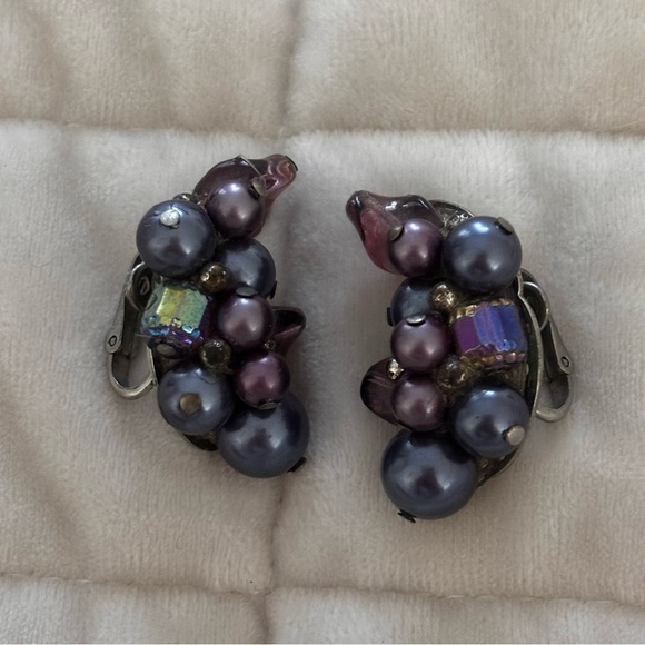 Crown Trifari purple Ab crystal and pearl vintage clip on earring old - Picture 6 of 8